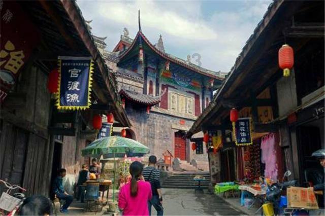 雪天路滑，女子开车刹车紧张程度100%，网友:前边大哥方向盘都快捏碎了